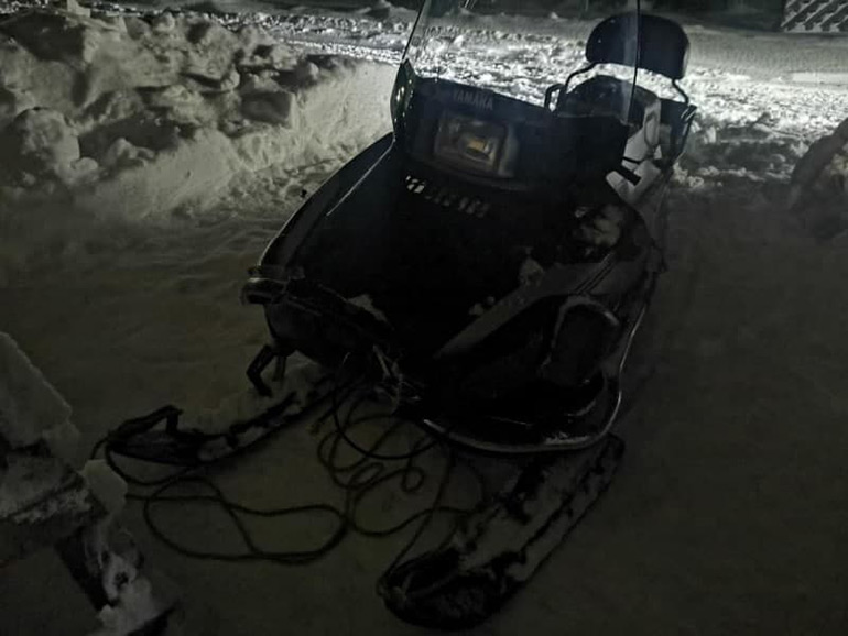 Пьяный водитель снегохода врезался в столб, ребенок-пассажир в больнице
